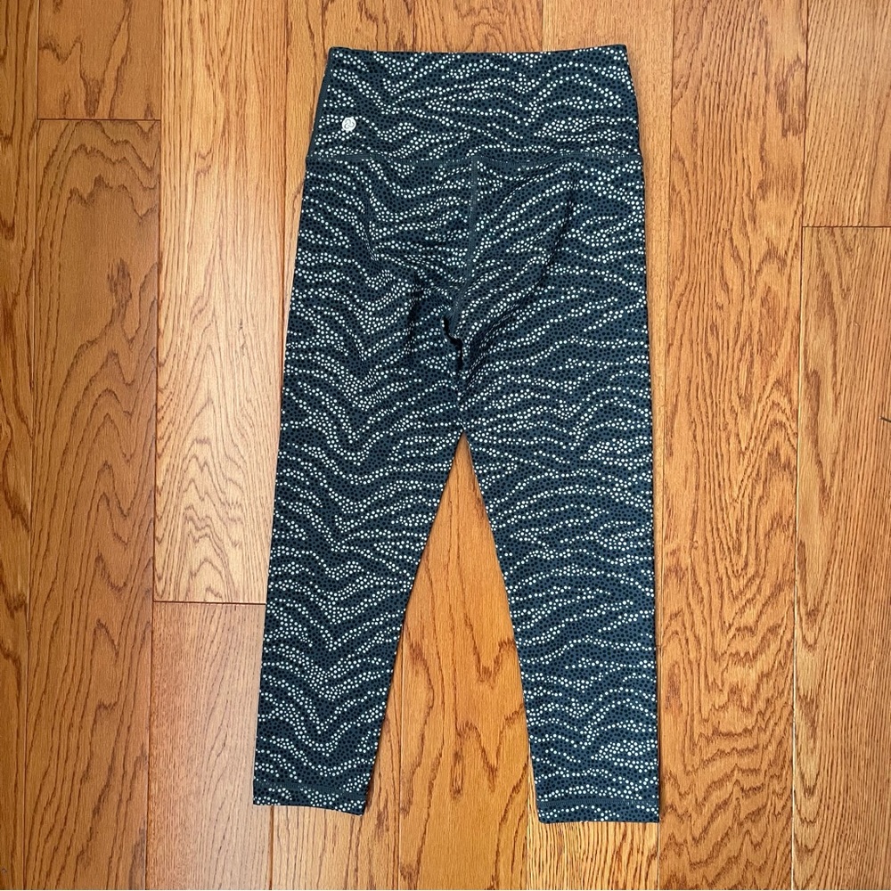 Zella XS cropped leggings in blue and white print.